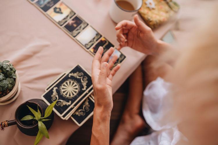 Major vs Minor Arcana for Accurate Love Readings